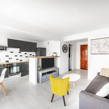 4 Persons - Center - Clim - 2 Mins Of - Juan Les Pins - And Sun