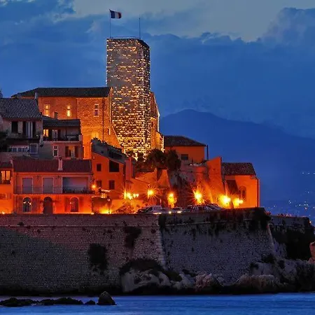 4 Persons - Center - Clim - 2 Mins Of - Juan Les Pins - And Sun *